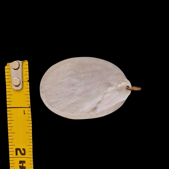 Vintage Persian hand-painted mother of pearl pendant featuring a pictorial desig - Picture 3 of 3